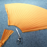 Stříhání plisované látky na půlkolovou sukni