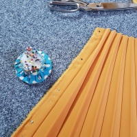 Špendlení plisované látky