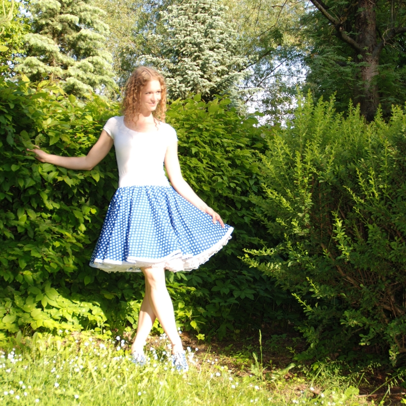 Modrá puntíkovaná sukně + objemnější bílá spodnička