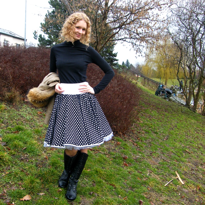Černá puntíkovaná sukně + jednoduchá černá spodnička