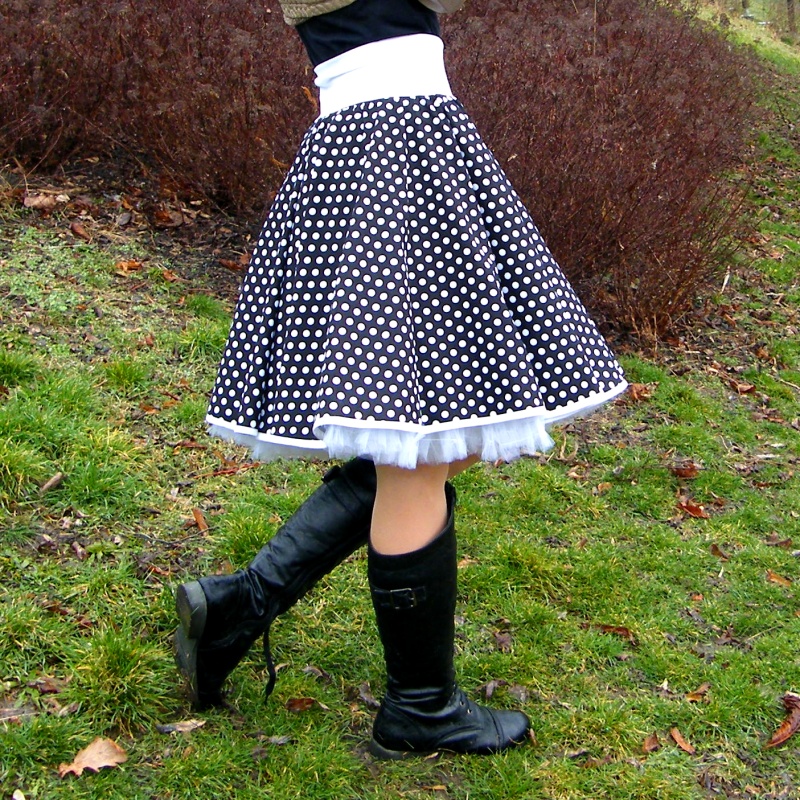 Černá puntíkovaná sukně + jednoduchá černá spodnička