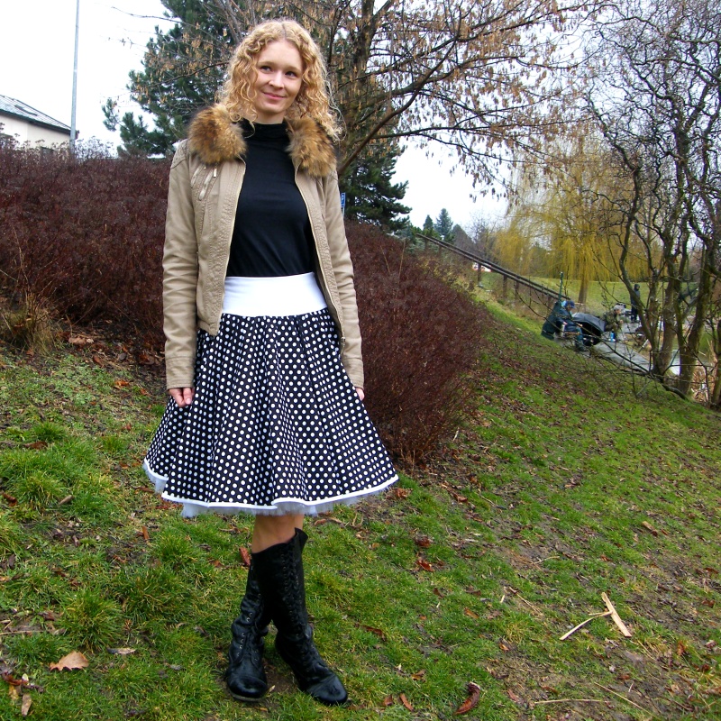 Černá puntíkovaná sukně + jednoduchá černá spodnička