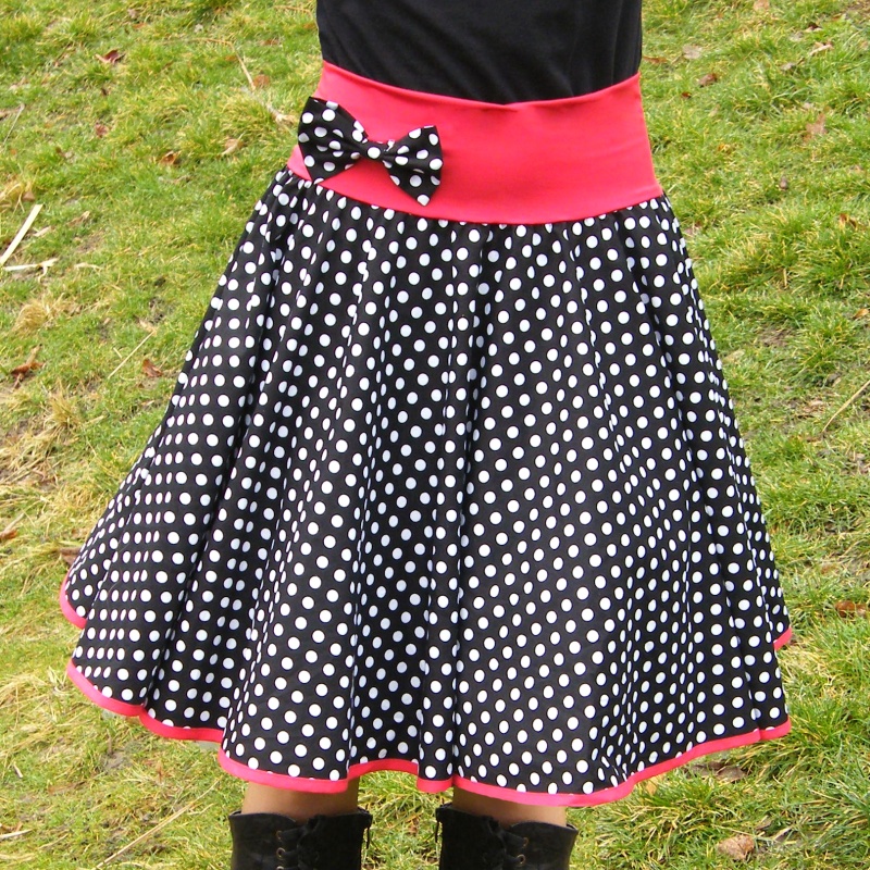 Černo-červená puntíkovaná sukně + jednoduchá červená spodnička
