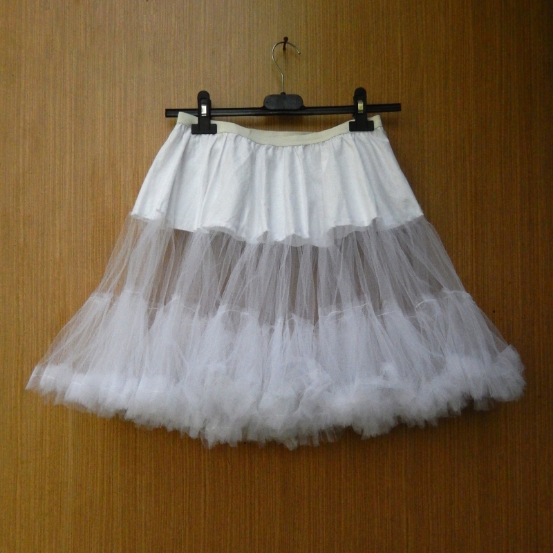 Červená puntíkovaná sukně + objemnější bílá spodnička