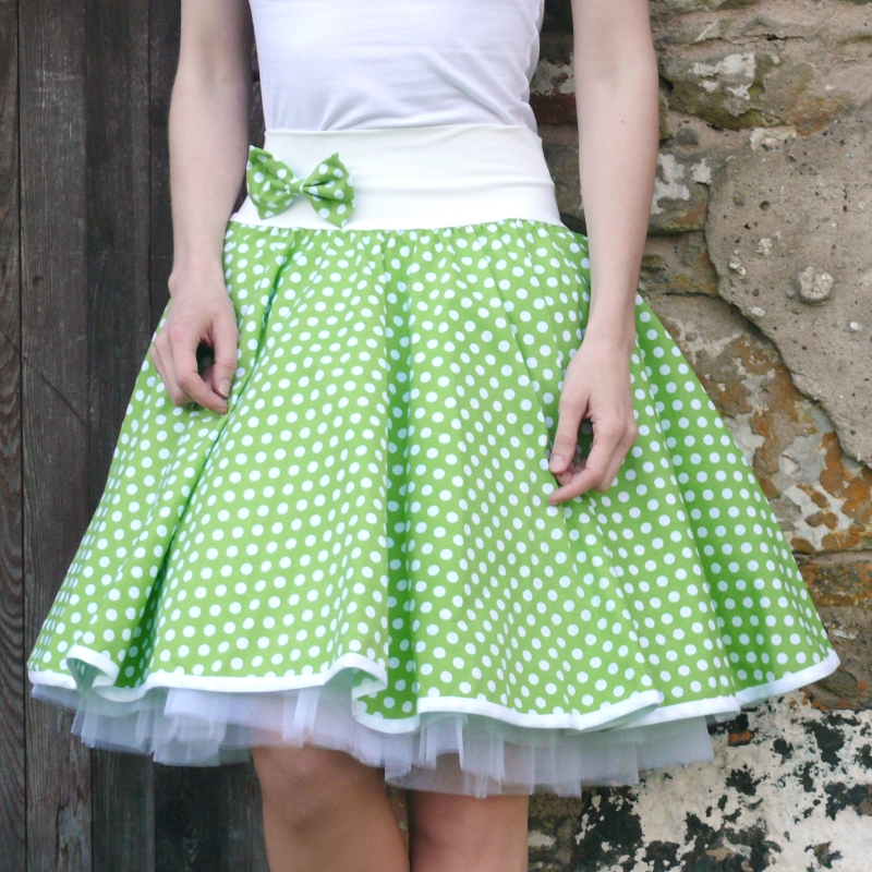 Světle zelená puntíkovaná sukně + jednoduchá bílá spodnička