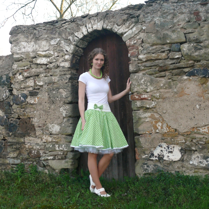 Světle zelená puntíkovaná sukně + jednoduchá bílá spodnička