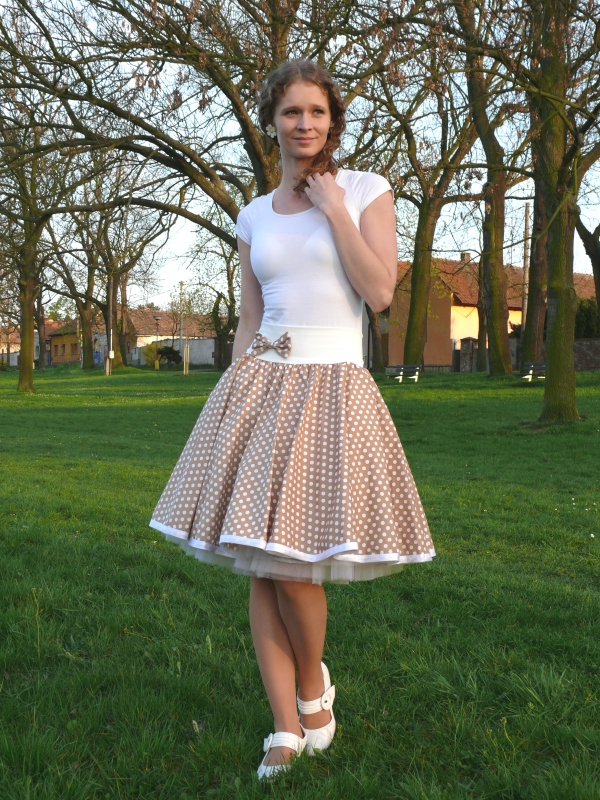 Kávová puntíkovaná sukně + jednoduchá bílá spodnička