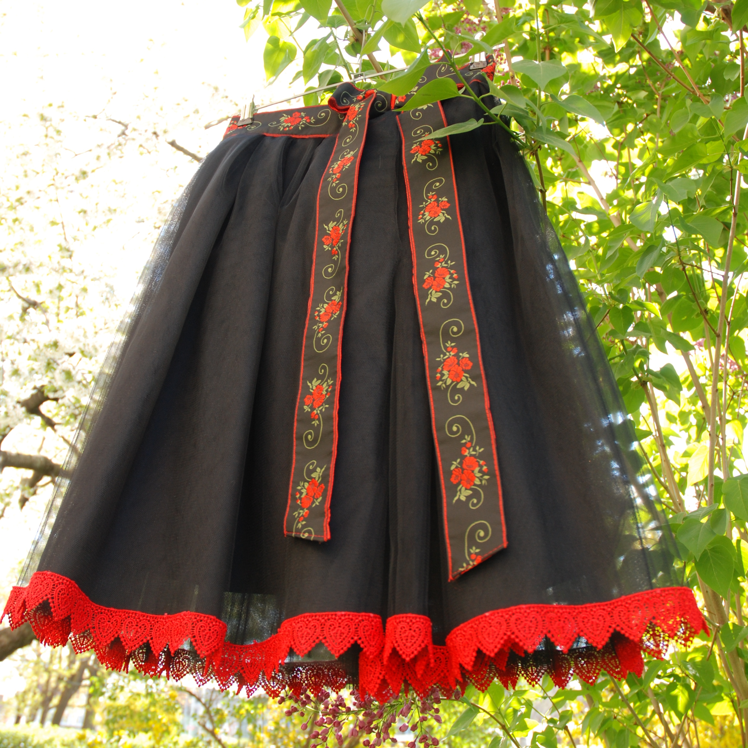 Černá folklórní tylová sukně