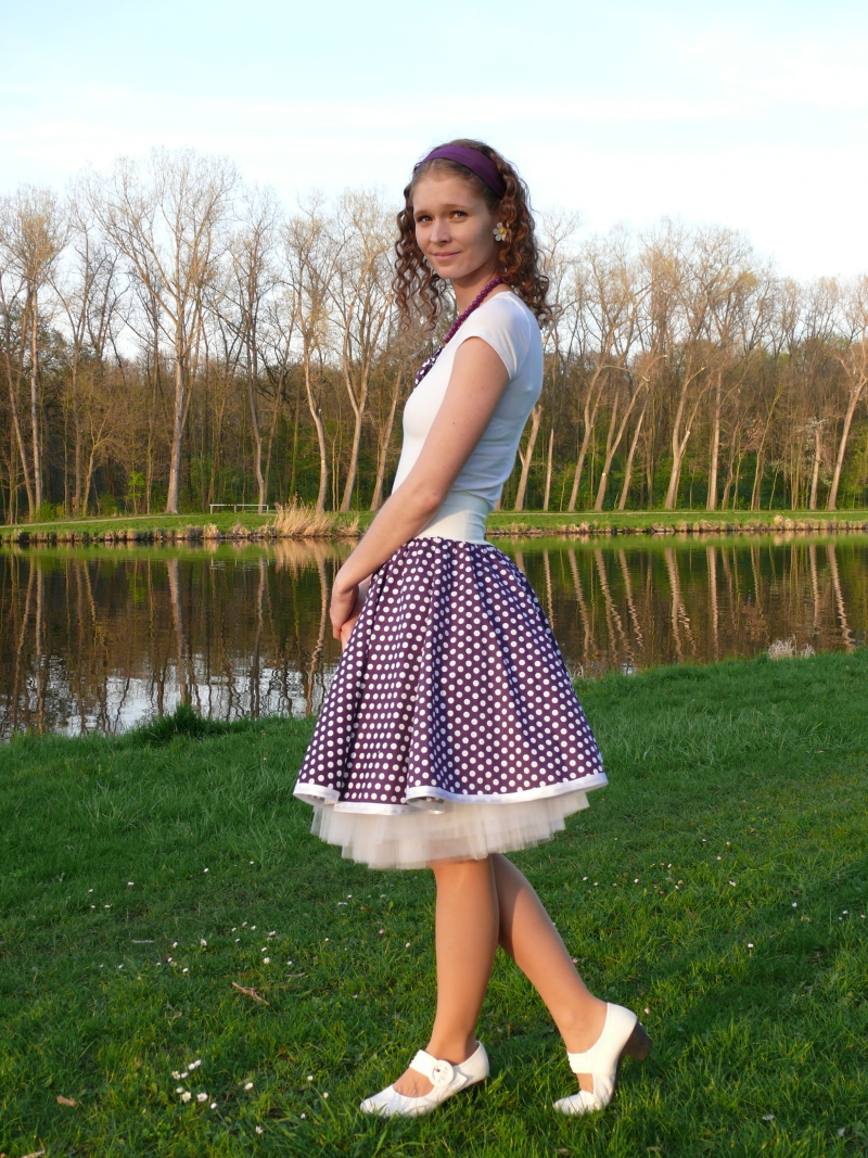 Fialová puntíkovaná sukně
