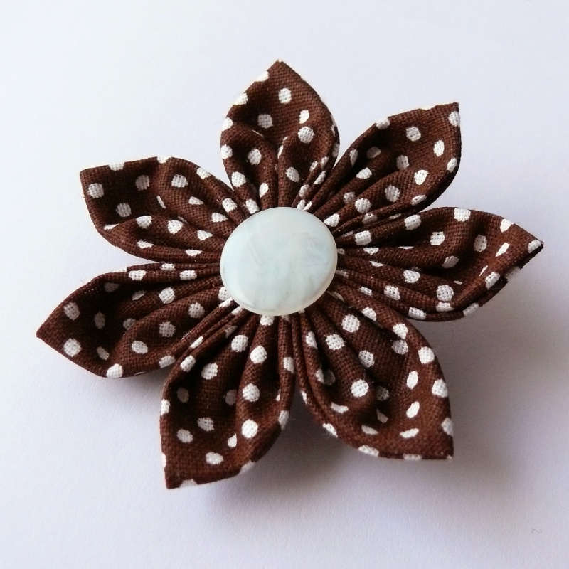 Hnědá puntíkovaná kytka (brož)