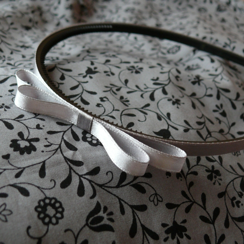 Šedá úzká čelenka s mašlí