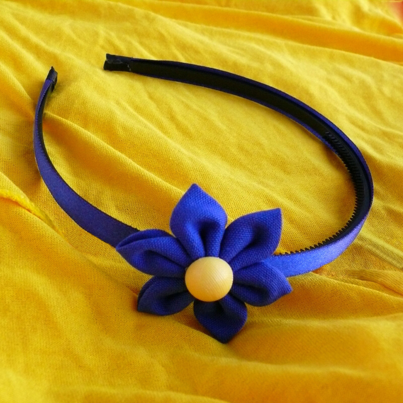 Modrá čelenka s kytkou