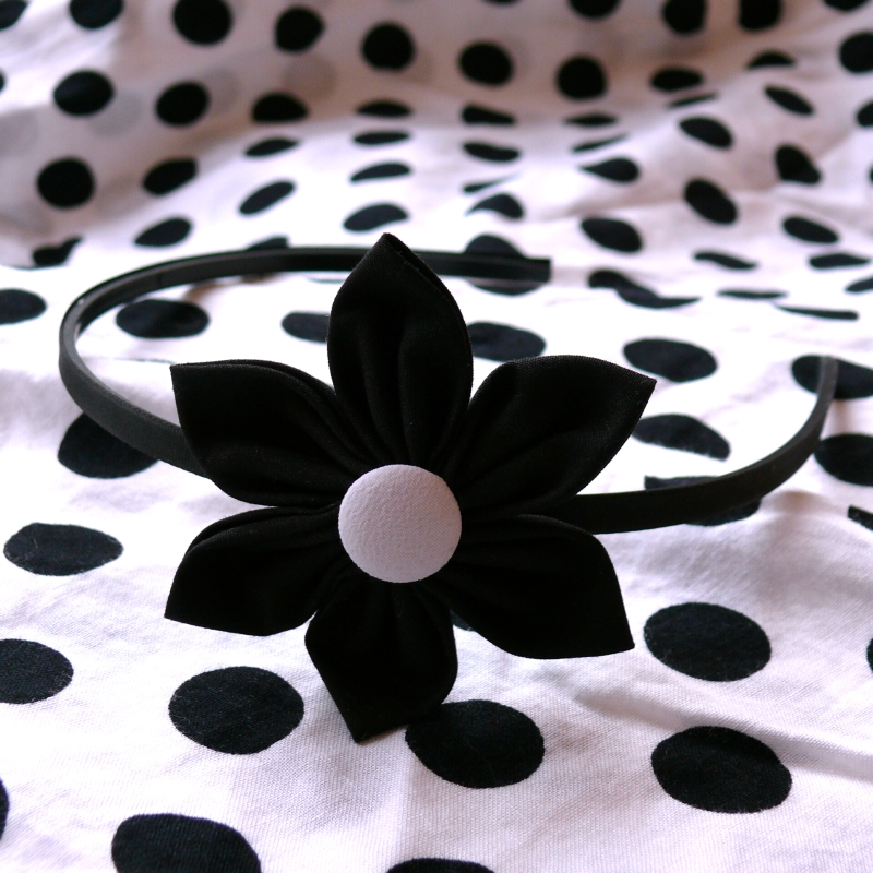 Černá čelenka s kytkou