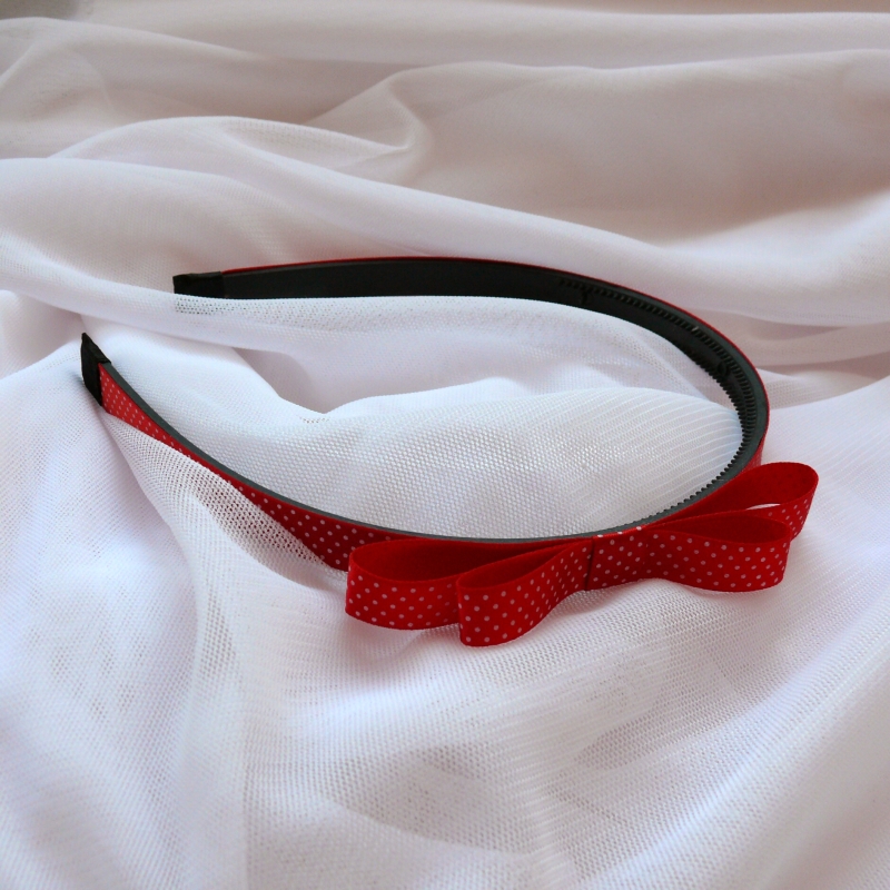 Červená tečkovaná čelenka s mašlí