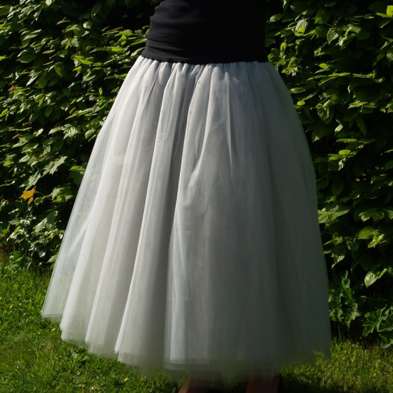 Šedá tylová sukně