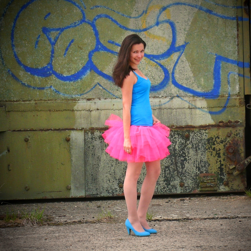 Neonově růžová široká tylová sukně