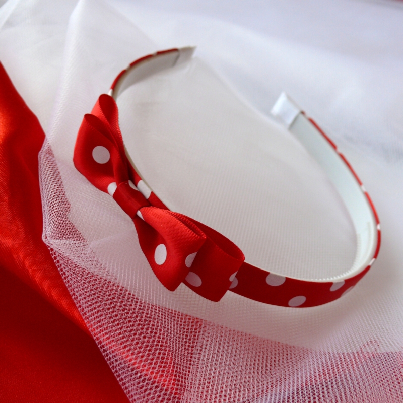 Červená puntíkovaná čelenka s mašlí