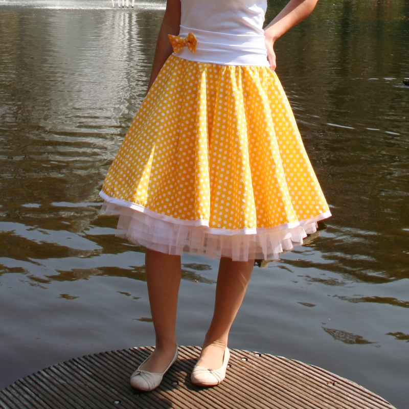 Žlutá puntíkovaná sukně