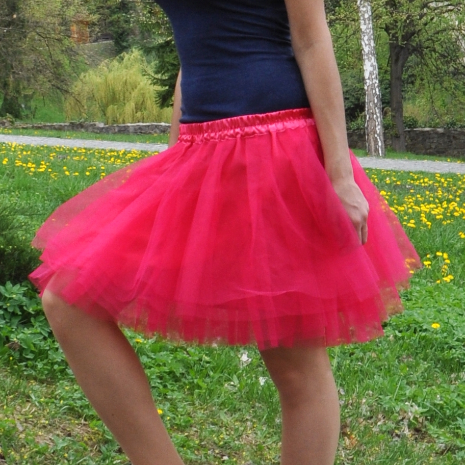 Malinová tylová sukně