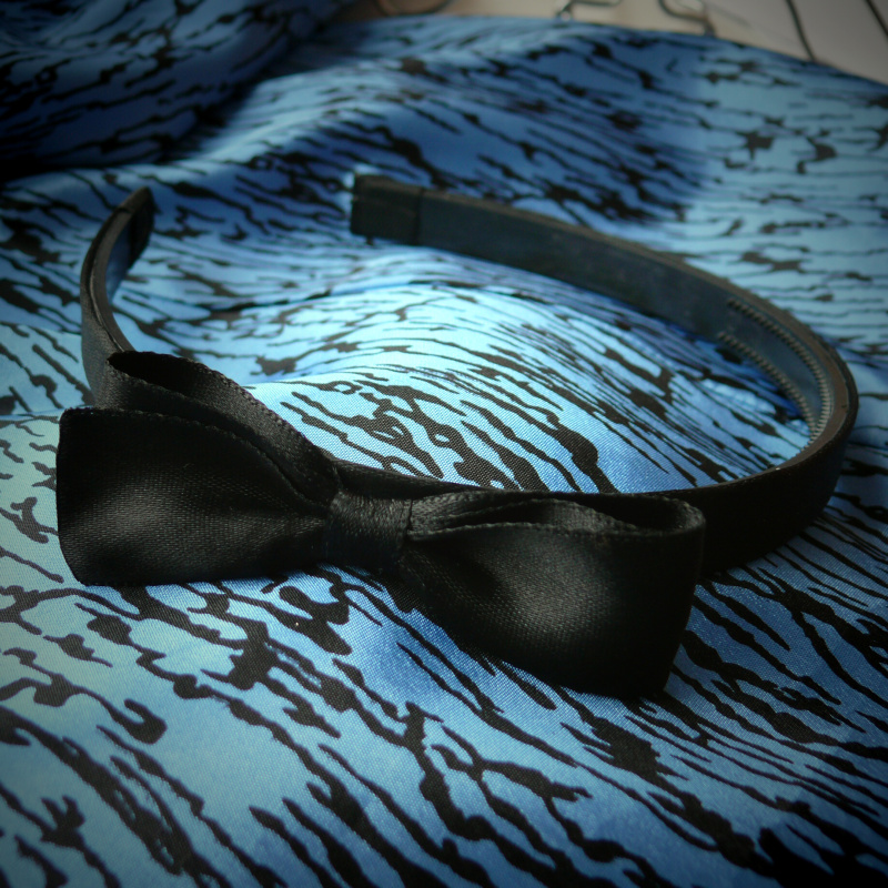 Černá čelenka s jednoduchou mašlí