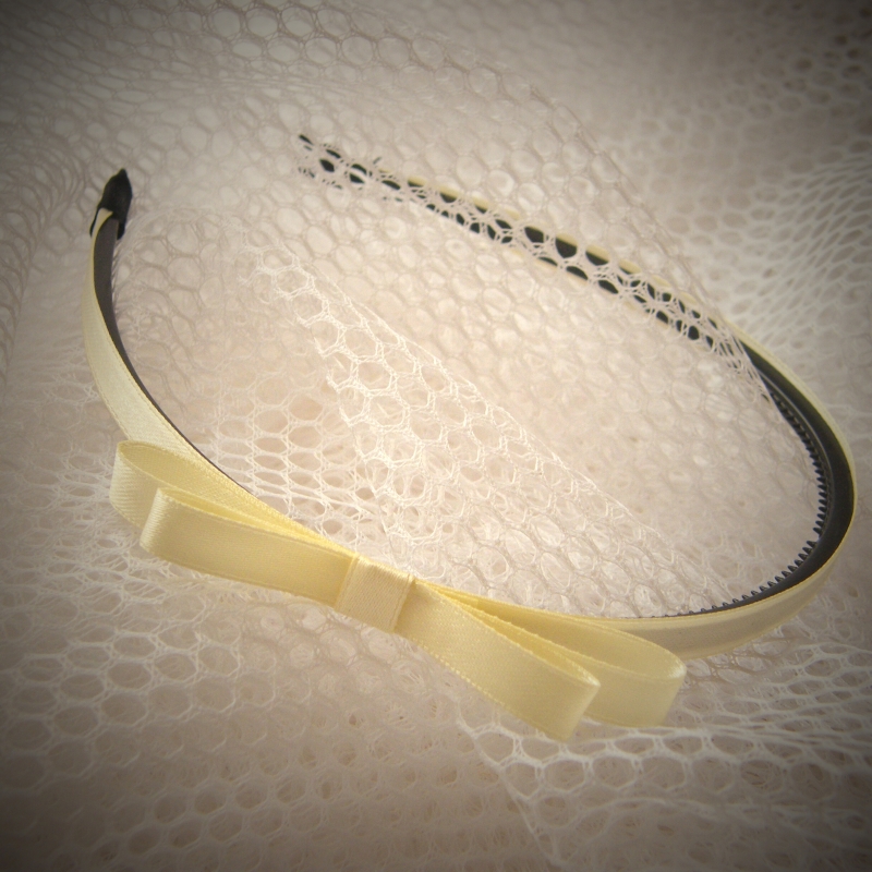 Krémová úzká čelenka s mašlí