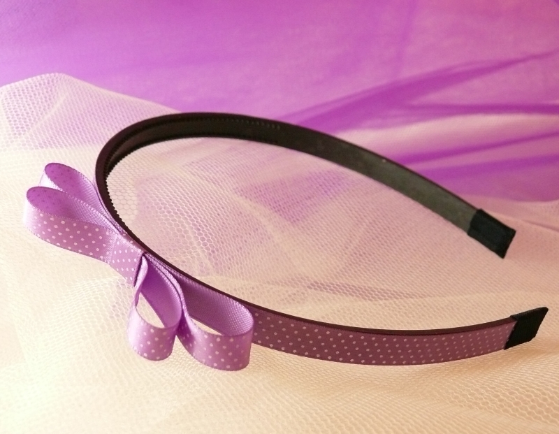 Světle fialová drobně puntíkovaná čelenka s mašlí