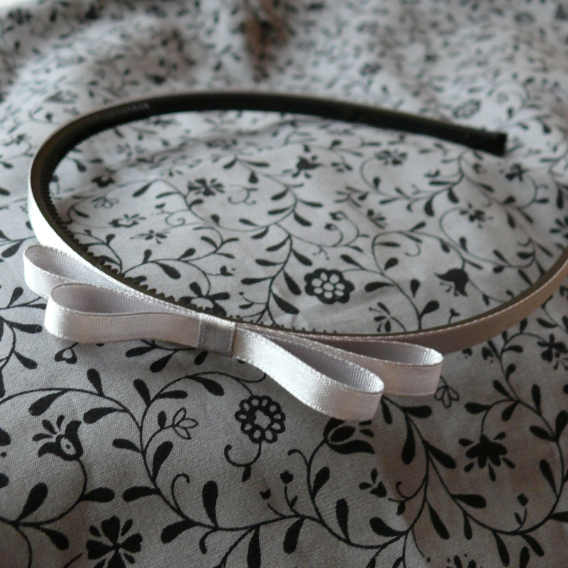 Šedá úzká čelenka s mašlí