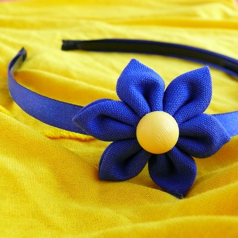 Modrá čelenka s kytkou