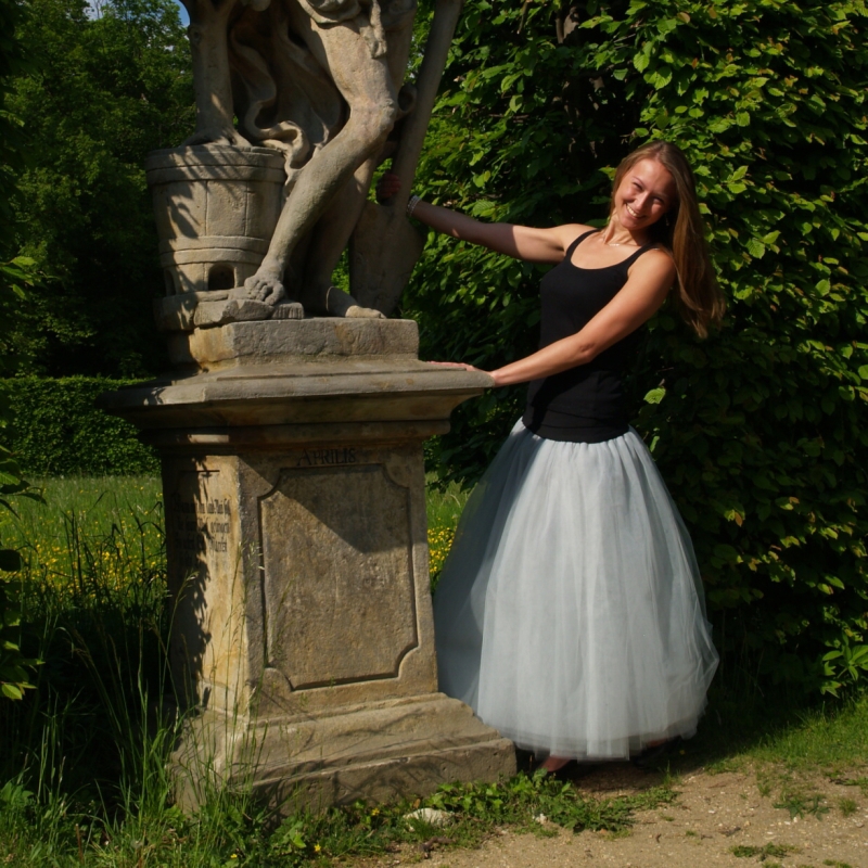 Šedá tylová sukně