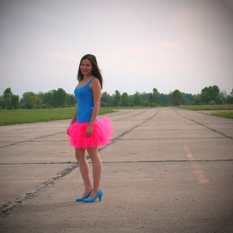 Neonově růžová široká tylová sukně