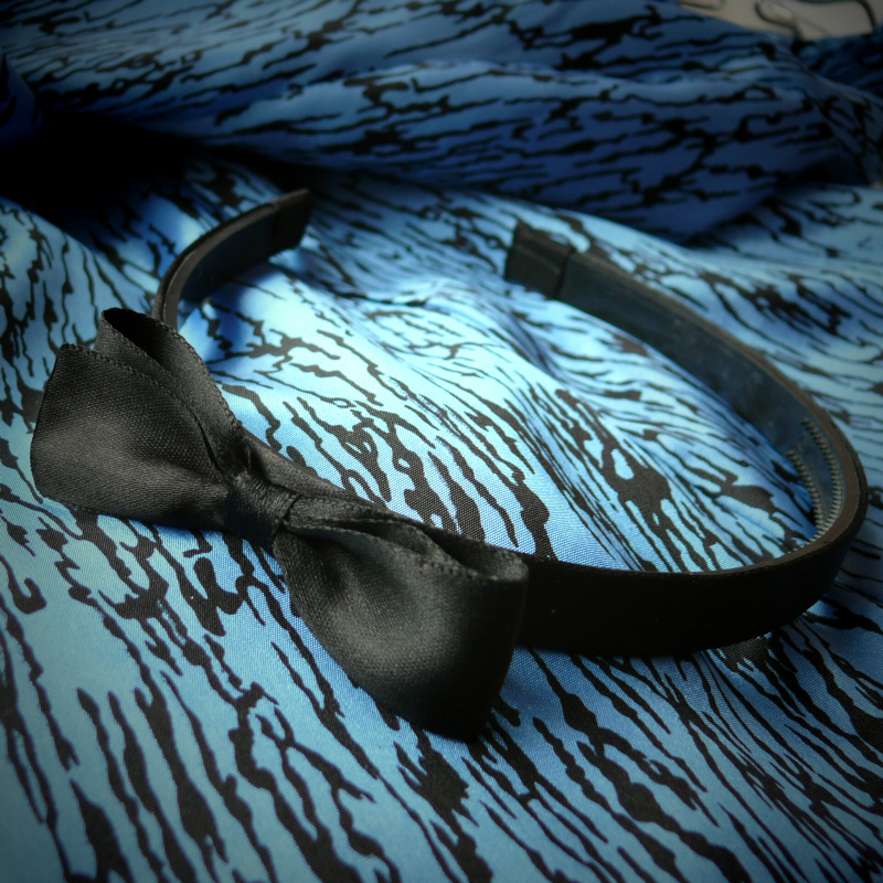 Černá čelenka s jednoduchou mašlí