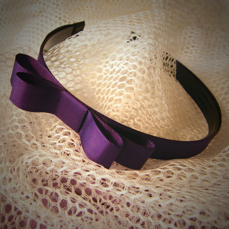 Fialová čelenka s mašlí