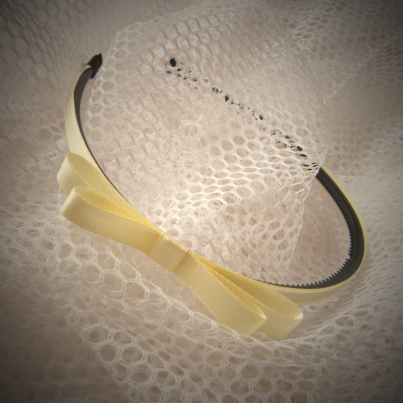 Krémová úzká čelenka s mašlí