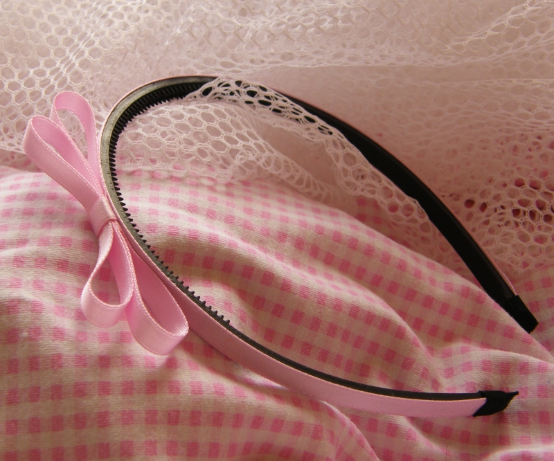 Světle růžová úzká čelenka s mašlí