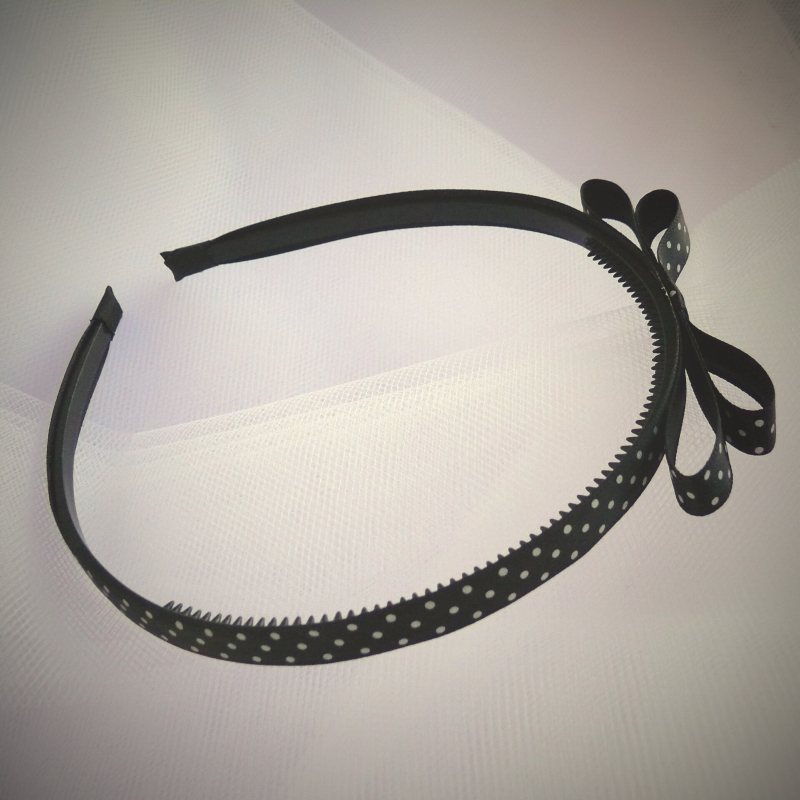 Černá drobně puntíkovaná čelenka s mašlí