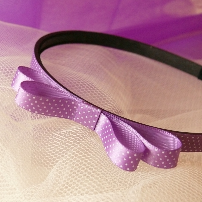 Světle fialová drobně puntíkovaná čelenka s mašlí