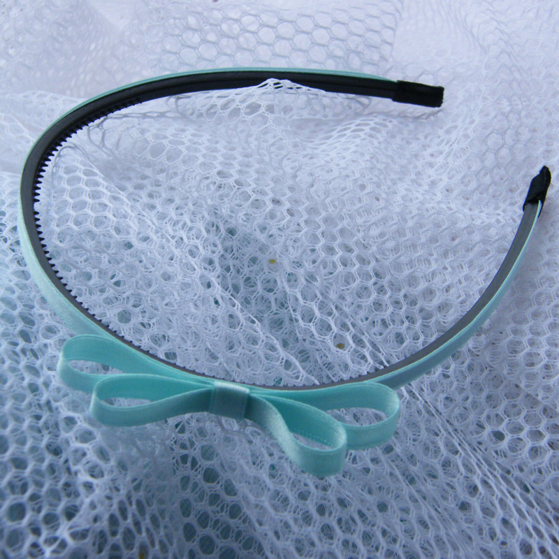 Světle zelená úzká čelenka s mašlí