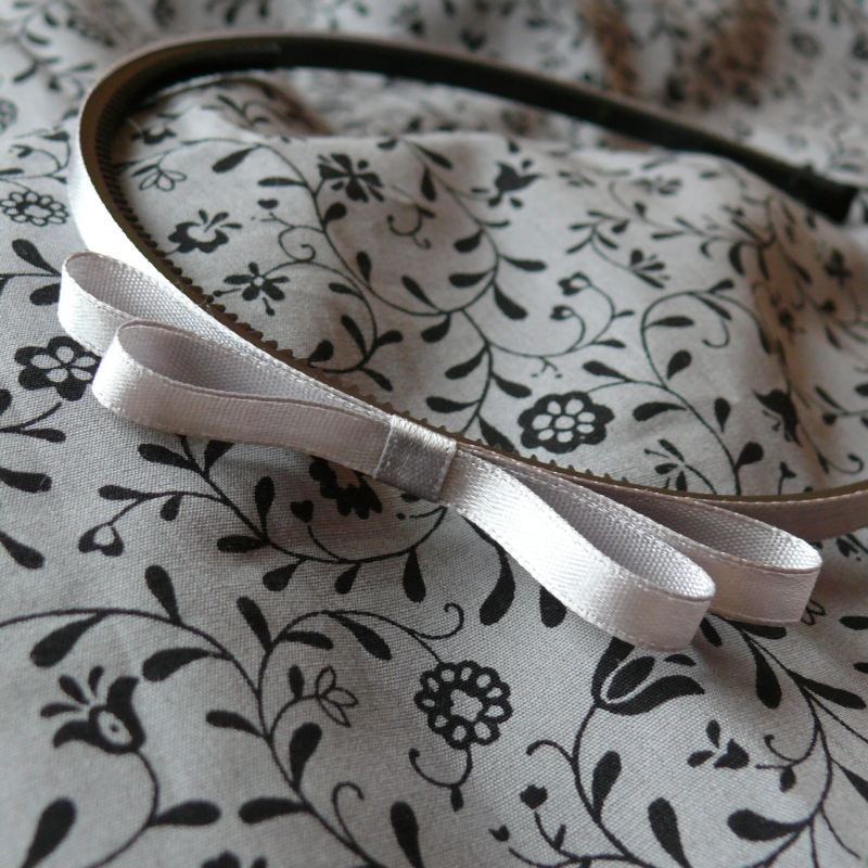 Šedá úzká čelenka s mašlí