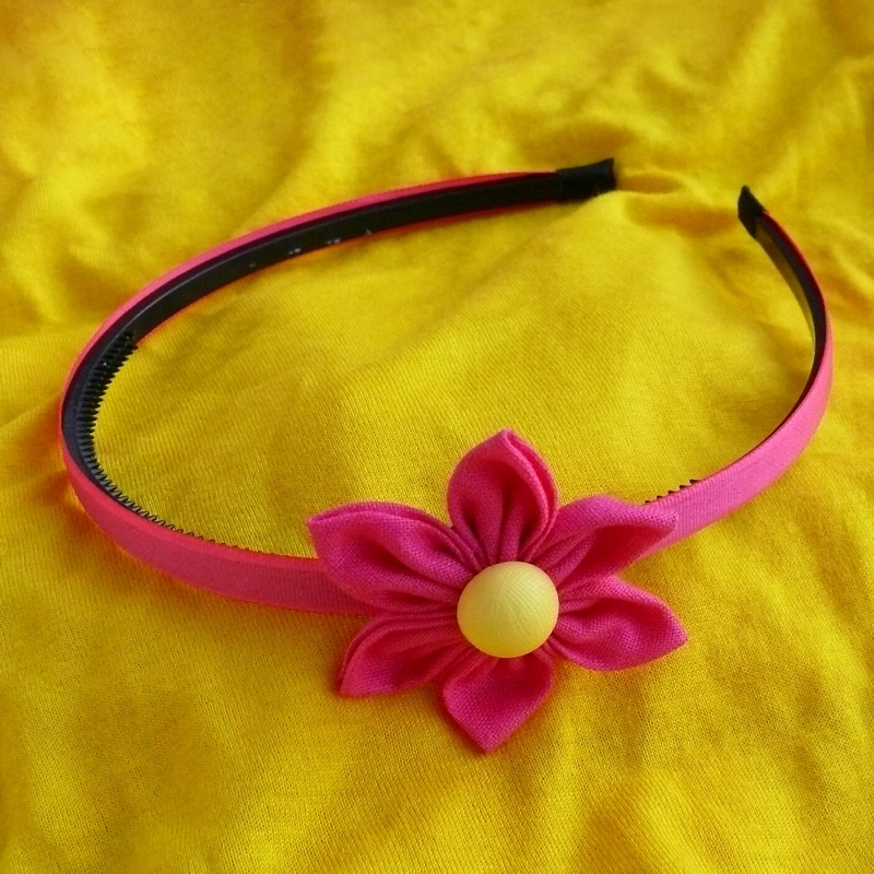 Sytě růžová čelenka s kytkou