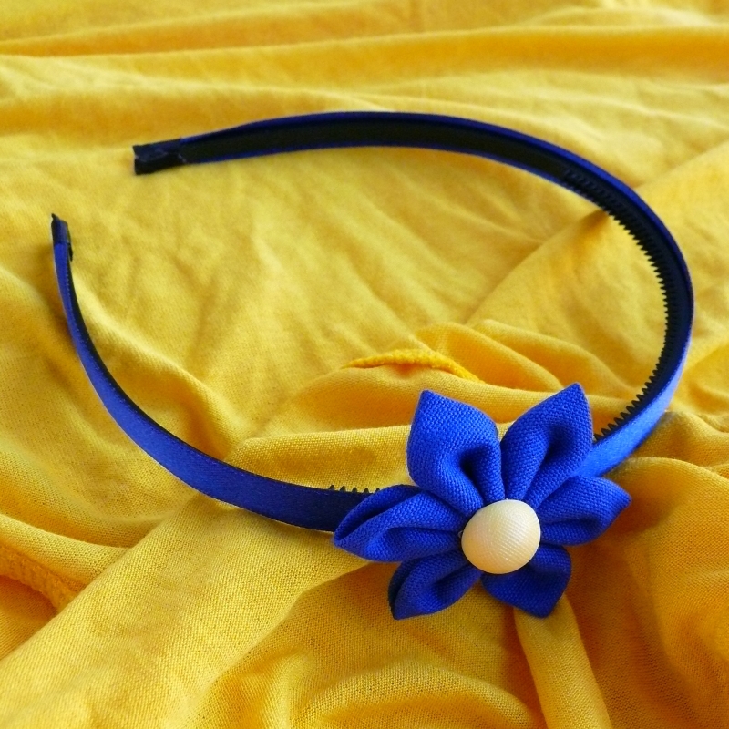 Modrá čelenka s kytkou