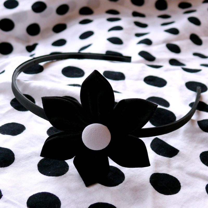 Černá čelenka s kytkou