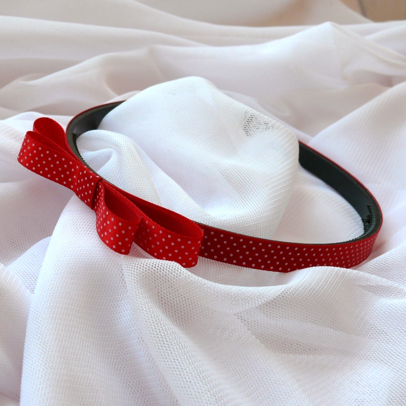 Červená tečkovaná čelenka s mašlí