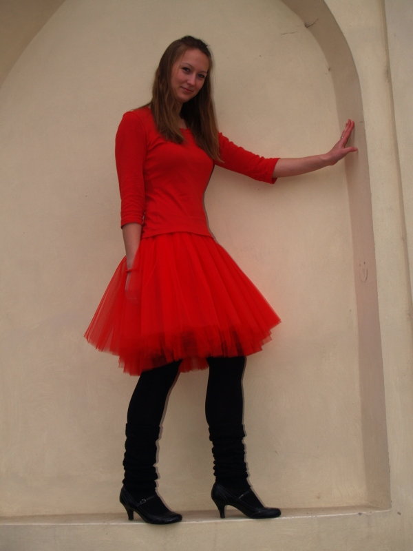 Červená tylová sukně