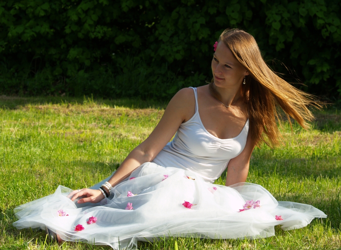 Šedá tylová sukně