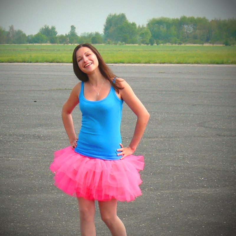 Neonově růžová široká tylová sukně