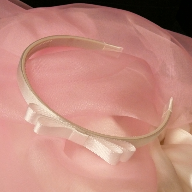 Bílá čelenka s mašlí