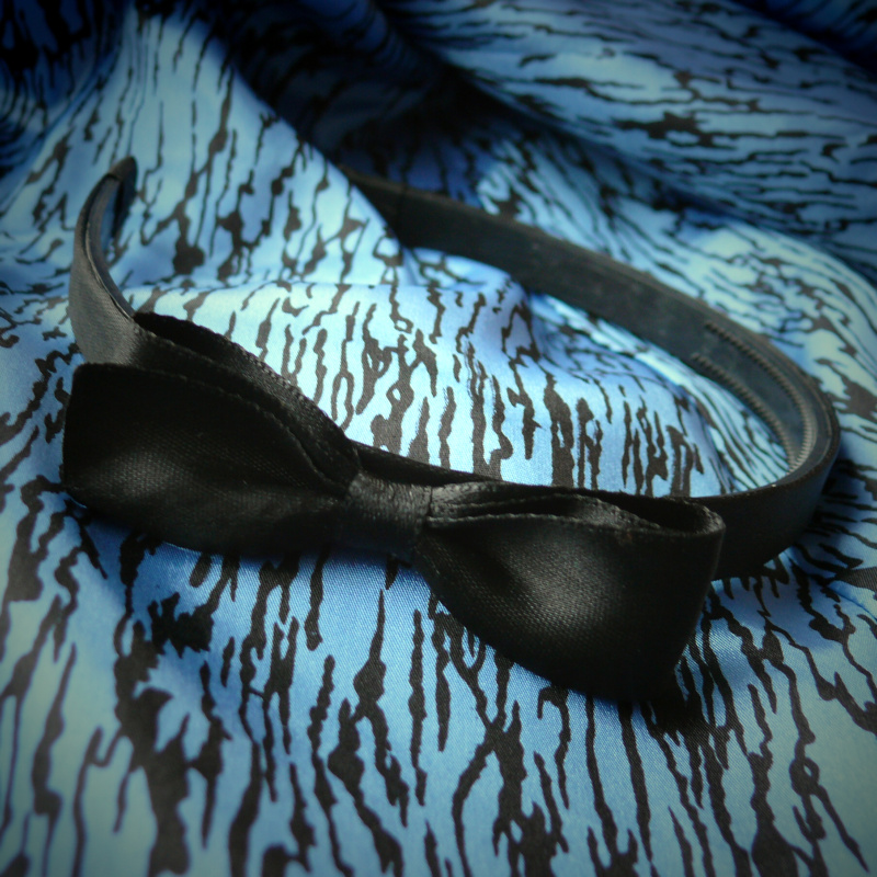 Černá čelenka s jednoduchou mašlí