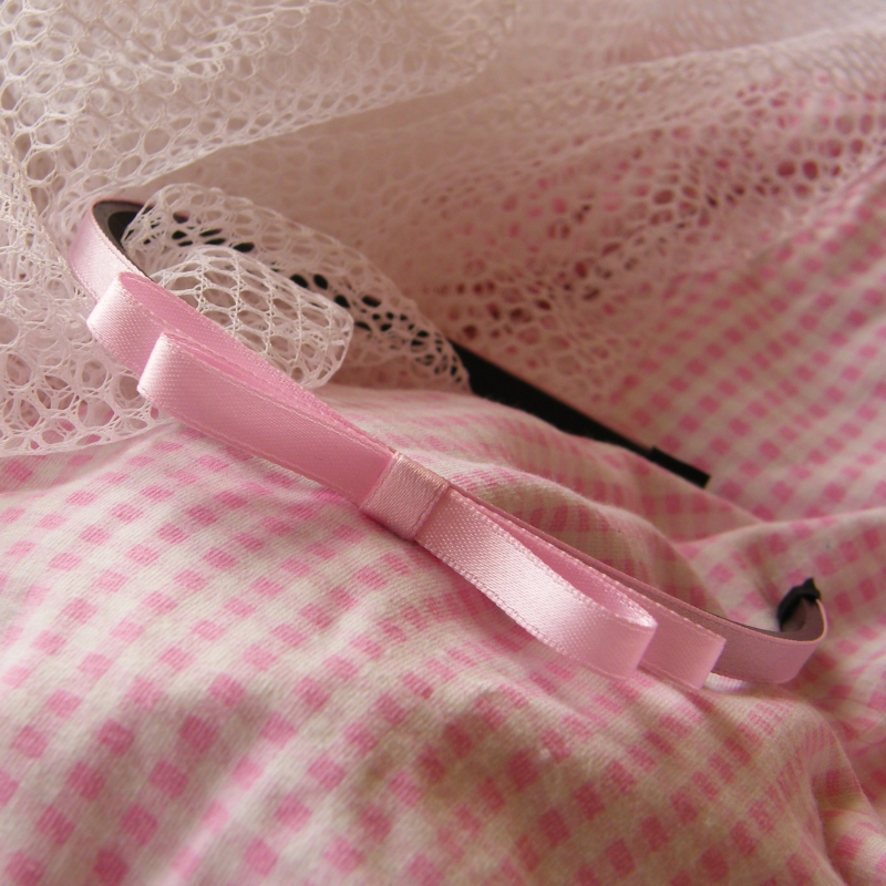 Světle růžová úzká čelenka s mašlí