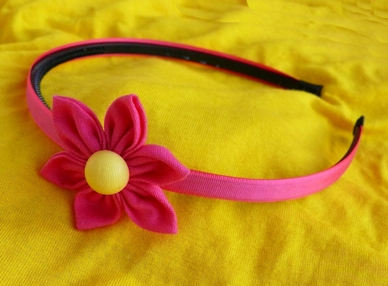 Sytě růžová čelenka s kytkou