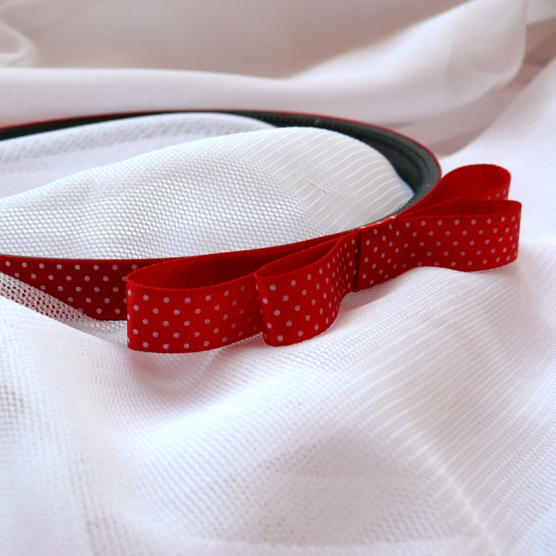 Červená tečkovaná čelenka s mašlí